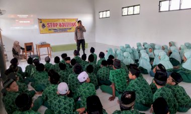 Polsek-Krembung-Edukasi-Bahaya-Bullying-di-MI-As-Syakira